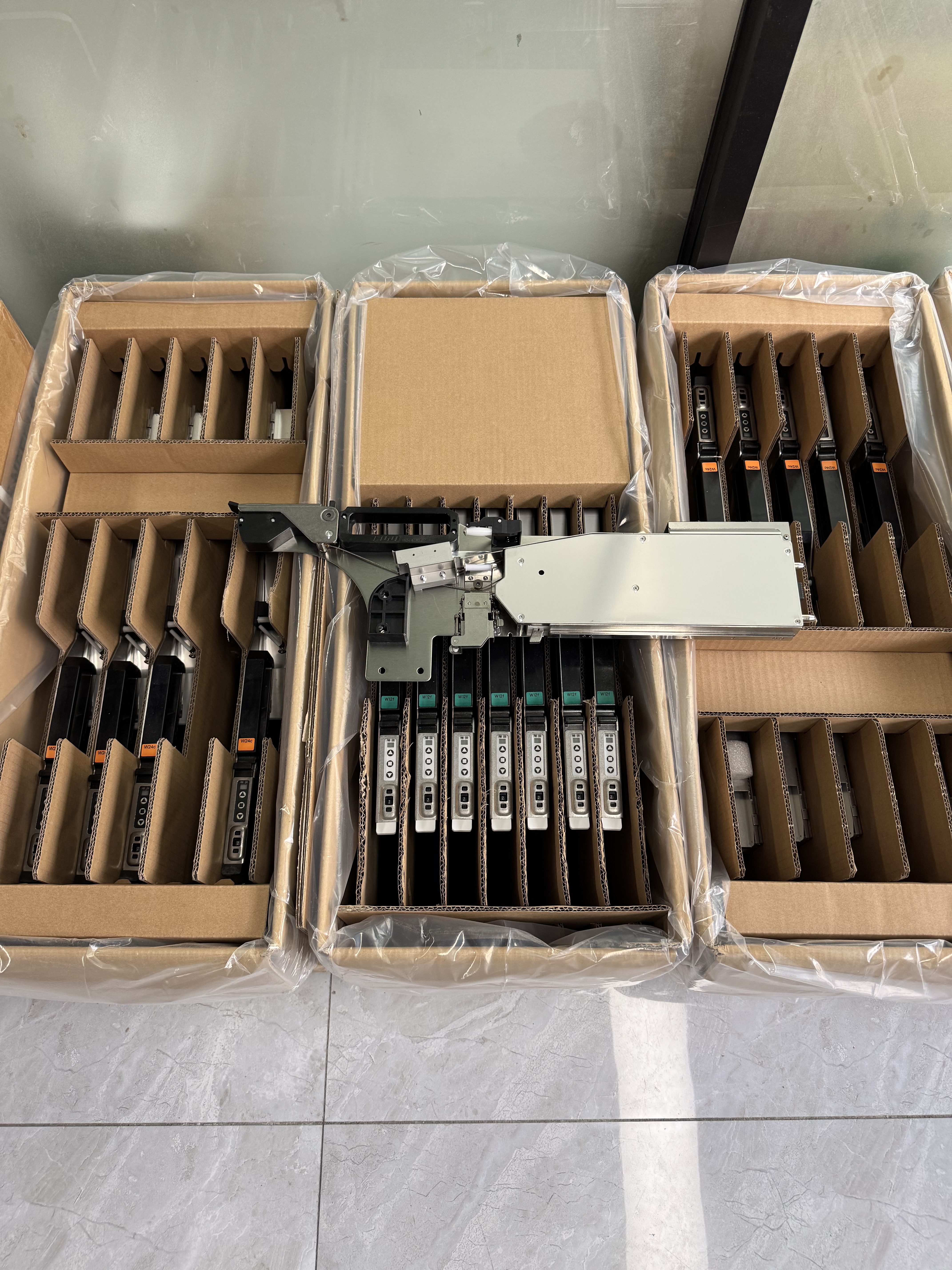 Blog perusahaan terbaru tentang Bagaimana Pengumpan SMT Meningkatkan Kecepatan dan Akurasi Produksi?